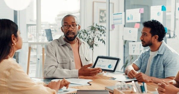 Freelance développeur en Suisse : guide complet expert 2026 en 7 Étapes